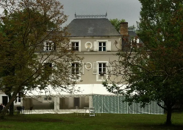 Le Petit Plessis לינה וארוחת בוקר 3*